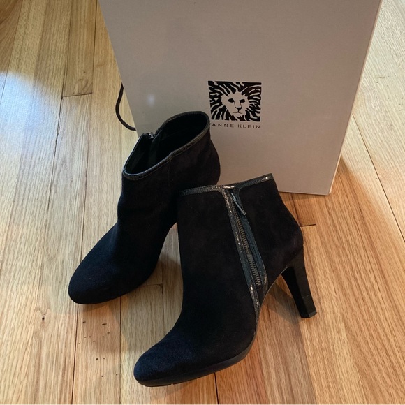EUC Anne Klein black suede ankle boots size 9. Side zipper. - Picture 5 of 15